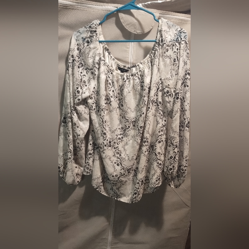 WHITE HOUSE BLACK MARKET BLOUSES BSIZE XL WHITE WITH BLACK VINTAGE FLORAL